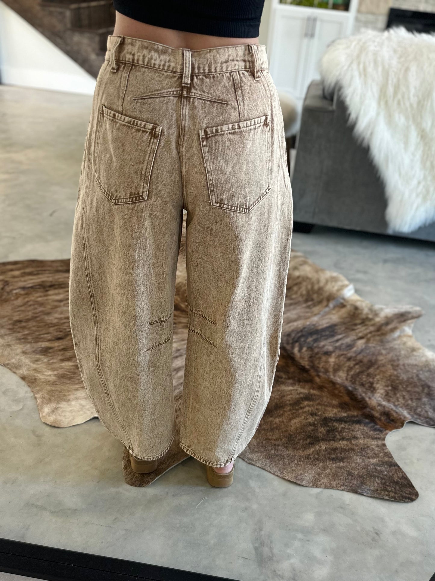 MOCHA BARREL JEANS