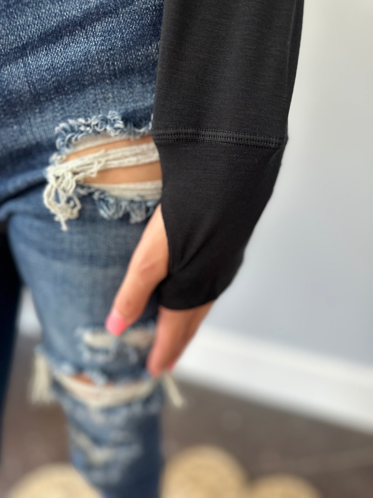 BLACK STAPLE TOP W/THUMBHOLES