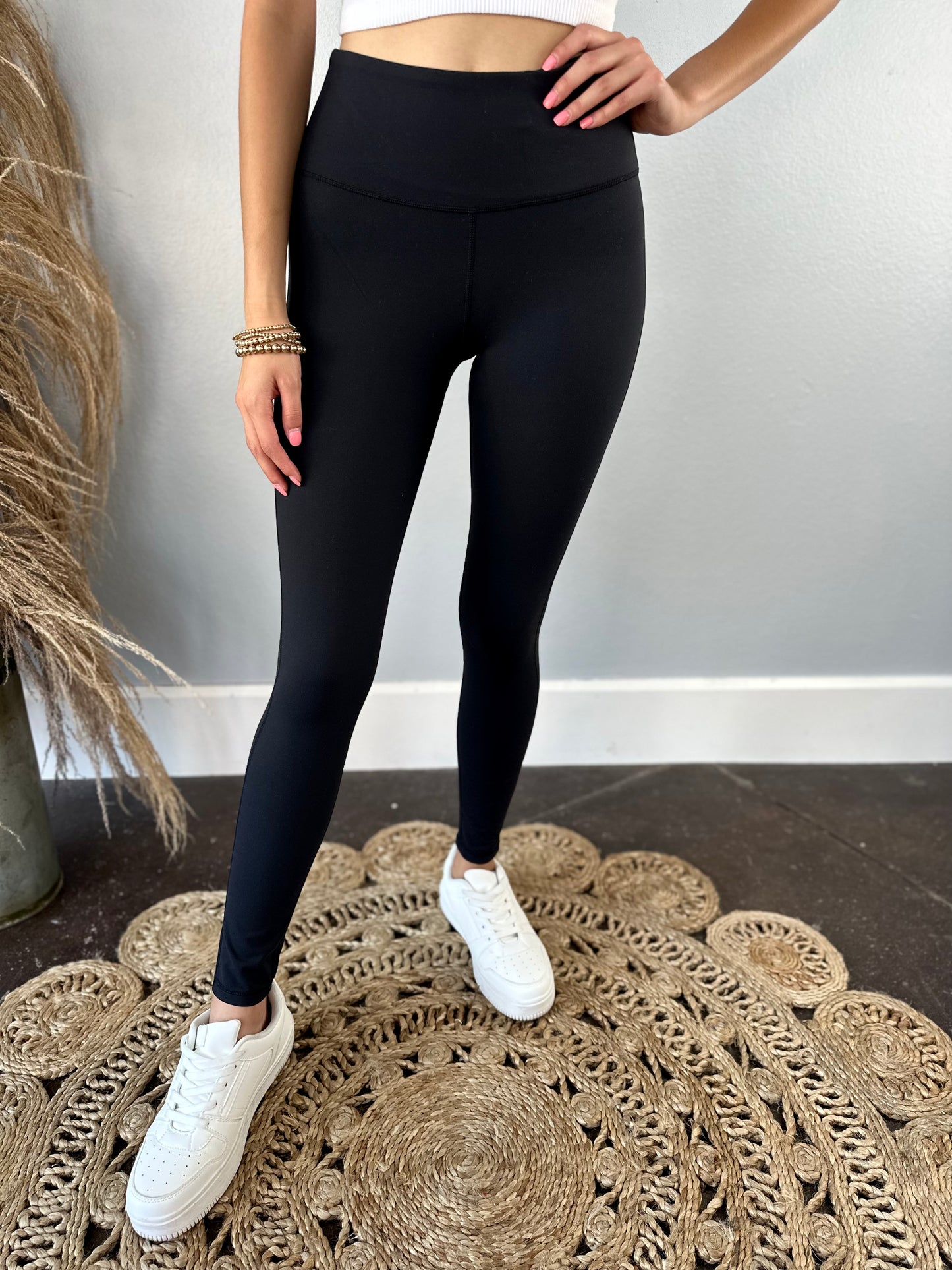 ESSENTIAL BLACK LEGGINGS
