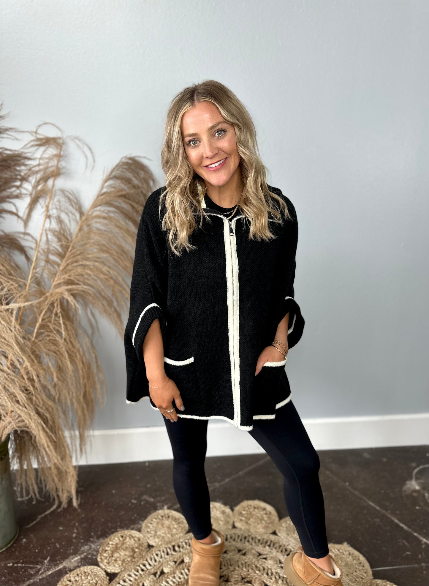 CLASSY BLACK/CREAM ONE SIZE PONCHO