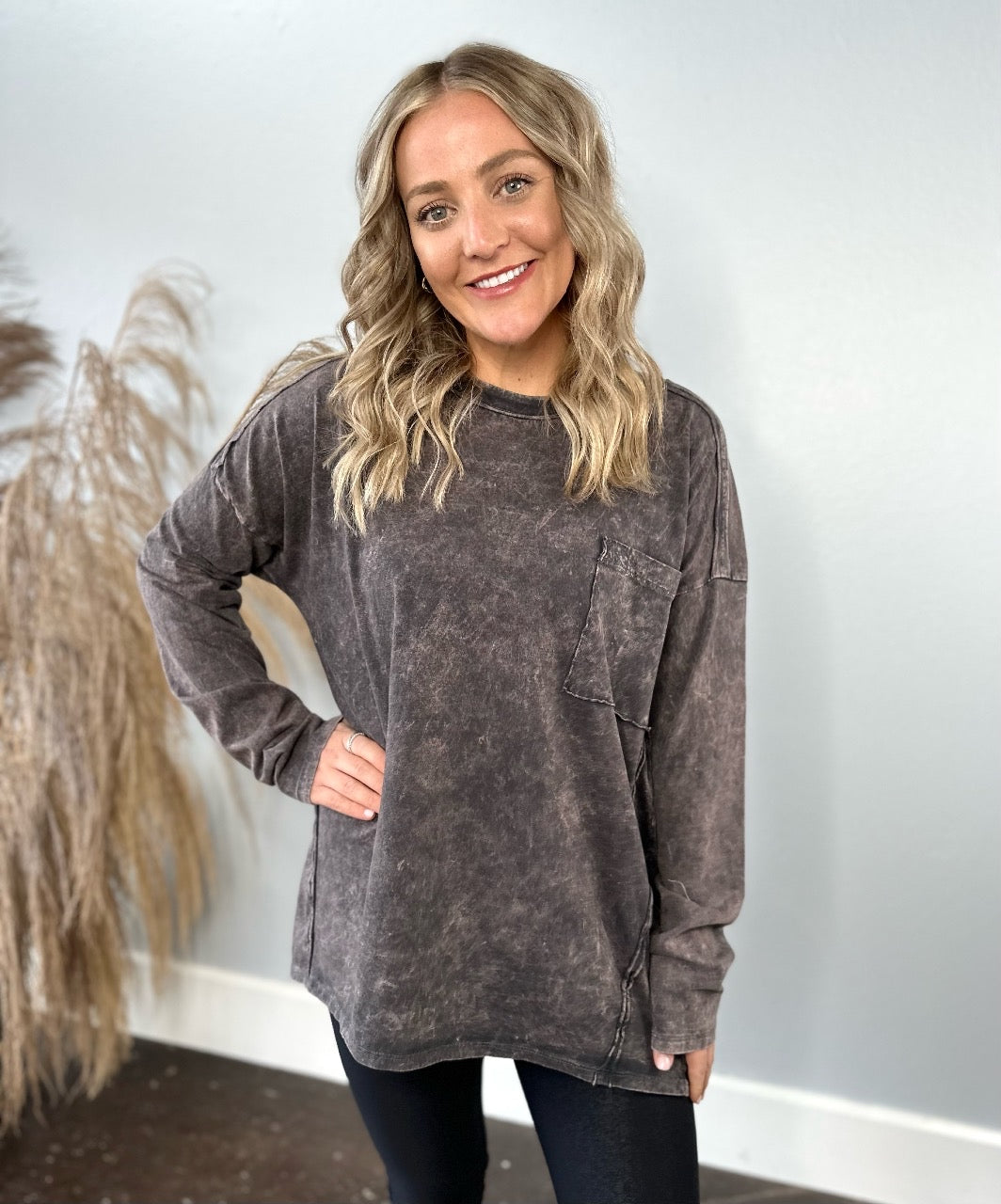BLACK FRONT POCKET LONG SLEEVE TOP