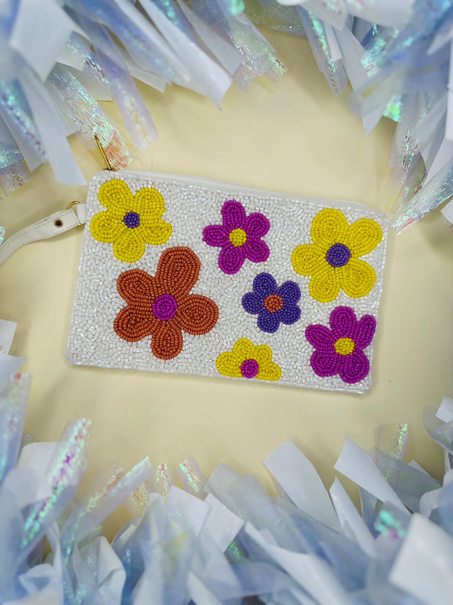 COLORFUL DAISY BEADED WRISTLET PURSE