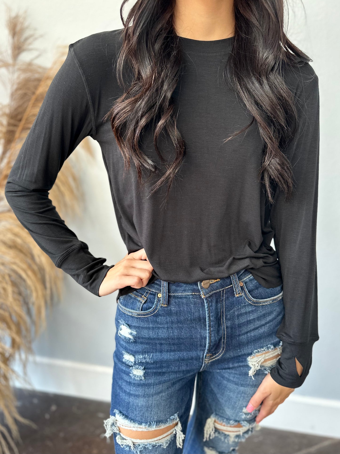 BLACK STAPLE TOP W/THUMBHOLES