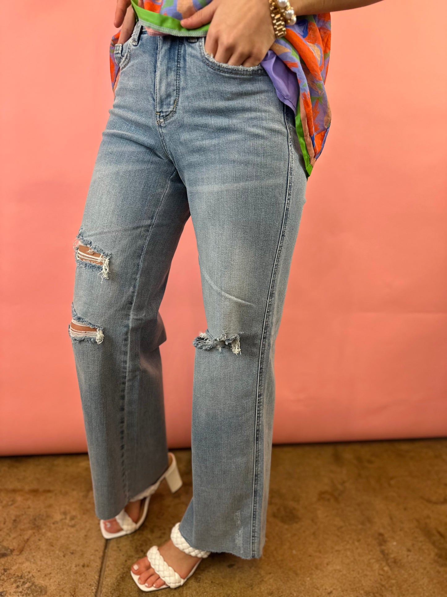 LIGHT WASH BOOT CUT JEAN