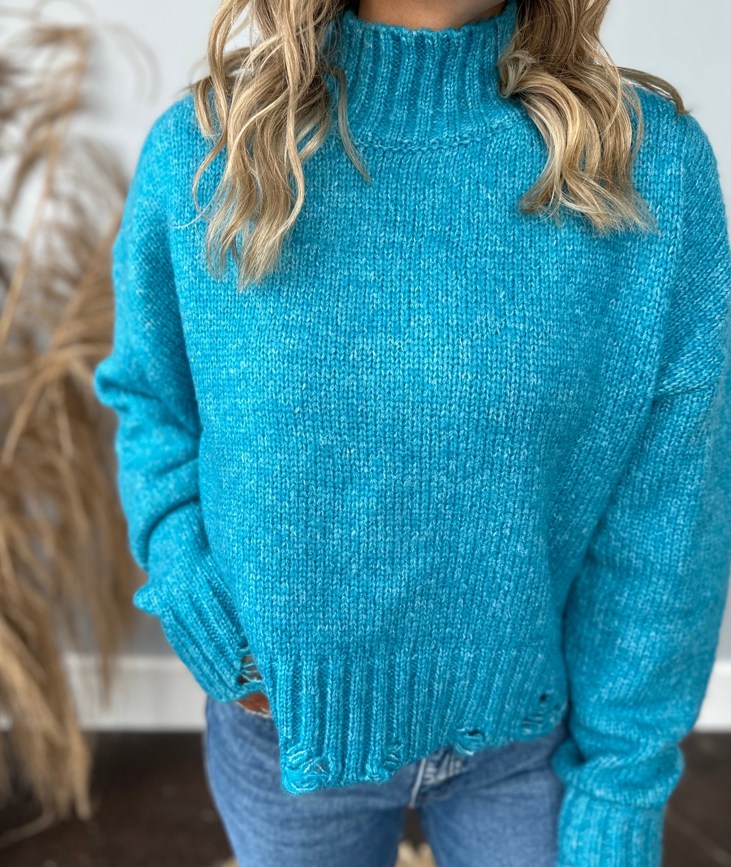 BLUE DISTRESSED CROP SWEATER