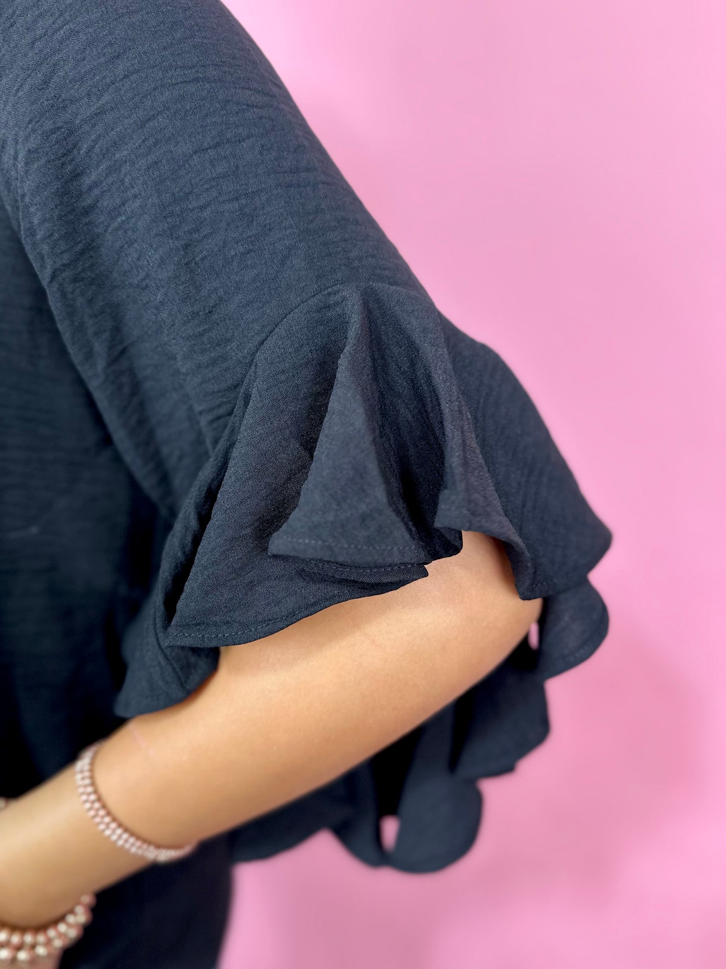 BLACK FLUTTER SLEEVE TOP