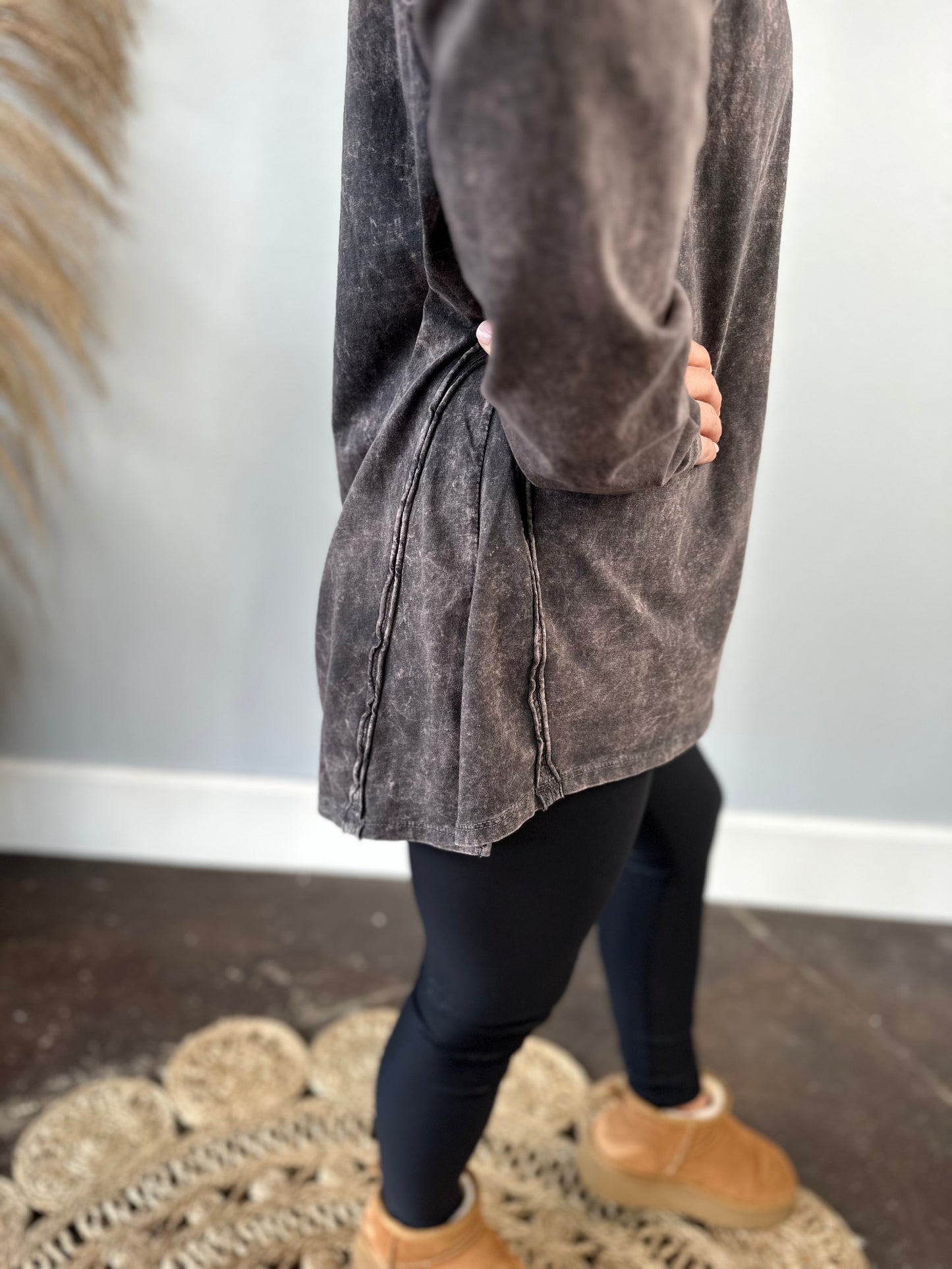BLACK FRONT POCKET LONG SLEEVE TOP