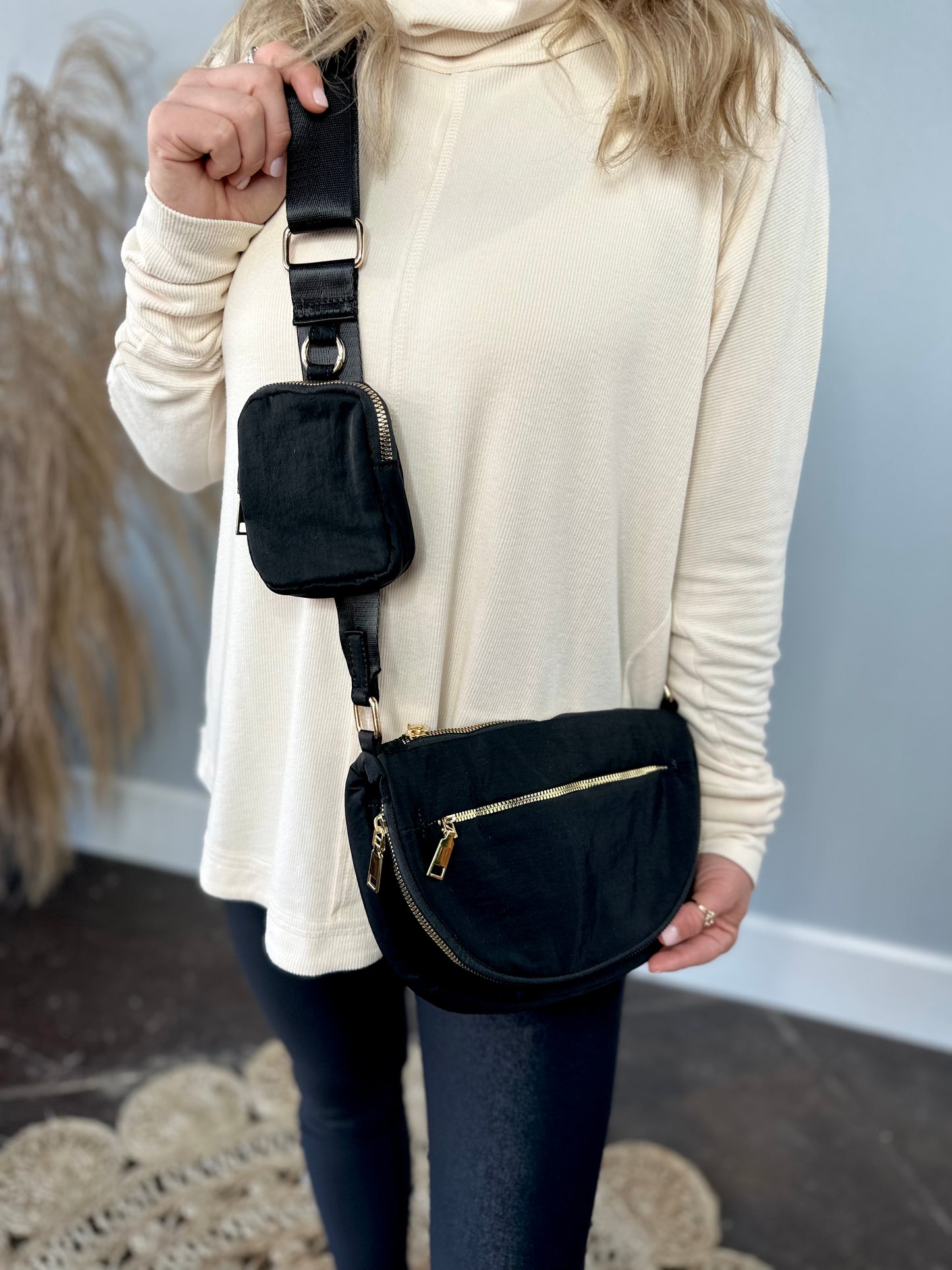 BLACK 6 ZIPPER CROSSBODY PURSE
