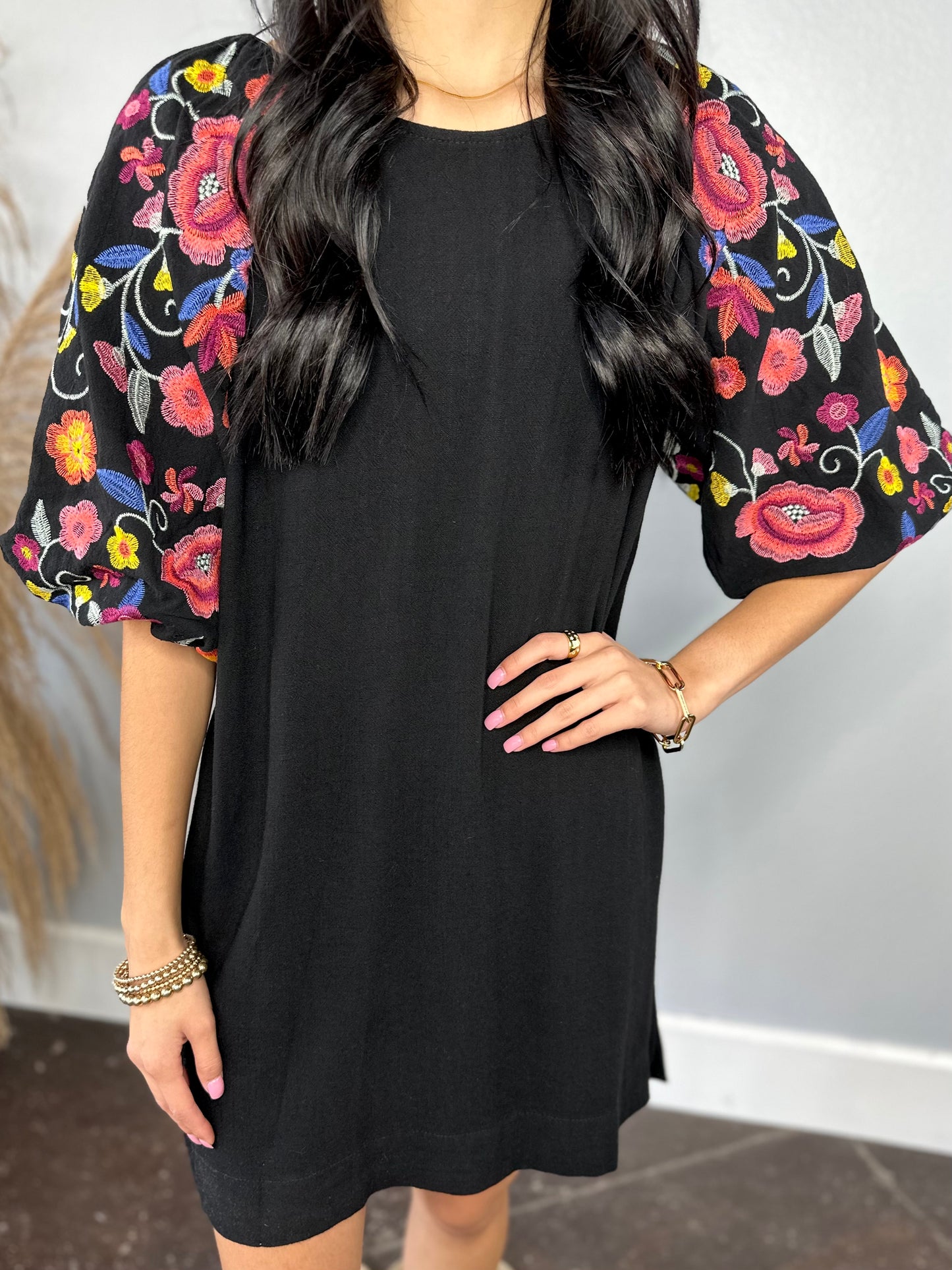 BLACK EMBROIDERED FLORAL SLEEVE DRESS