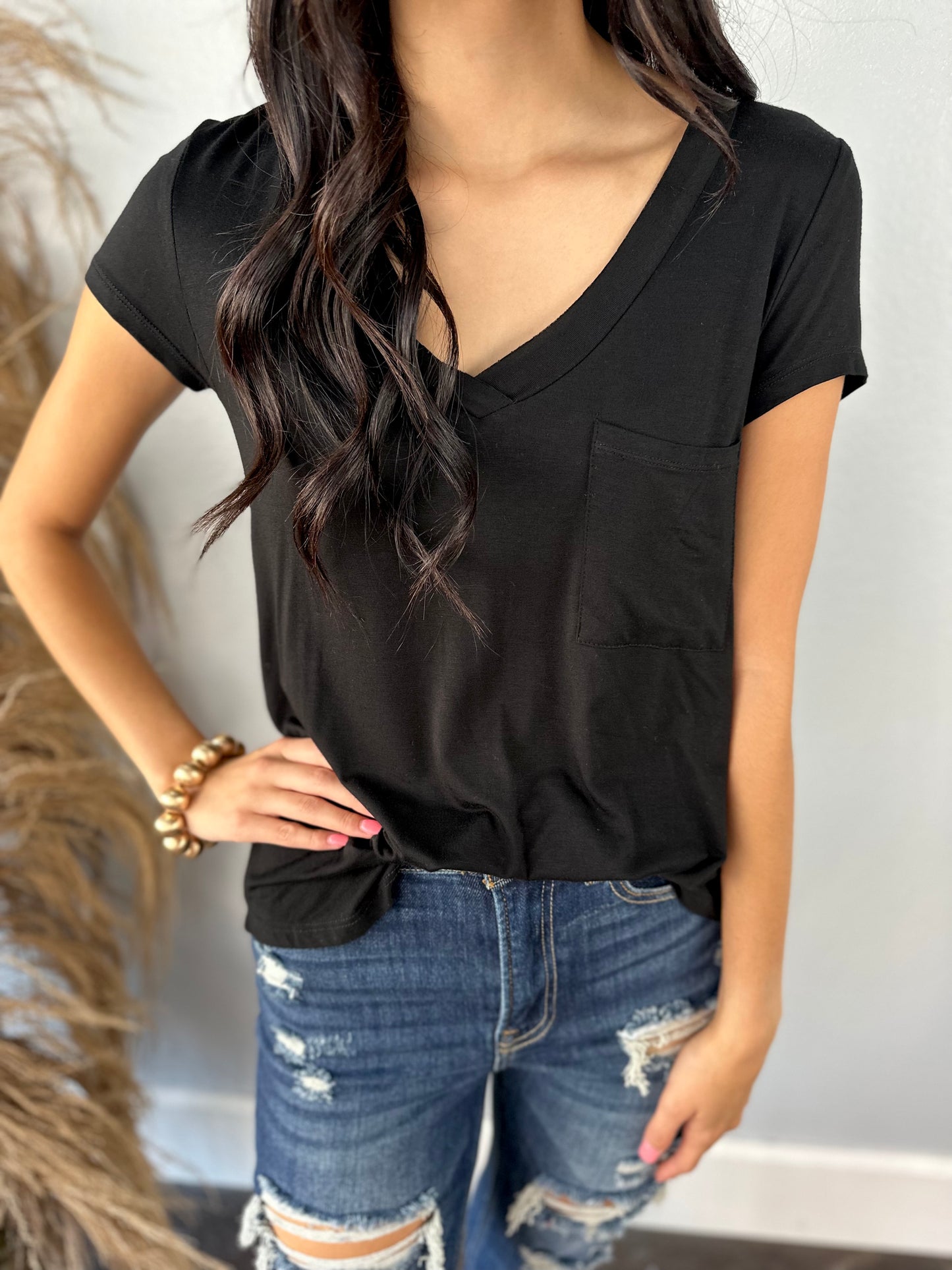 BLACK V-NECK TEE