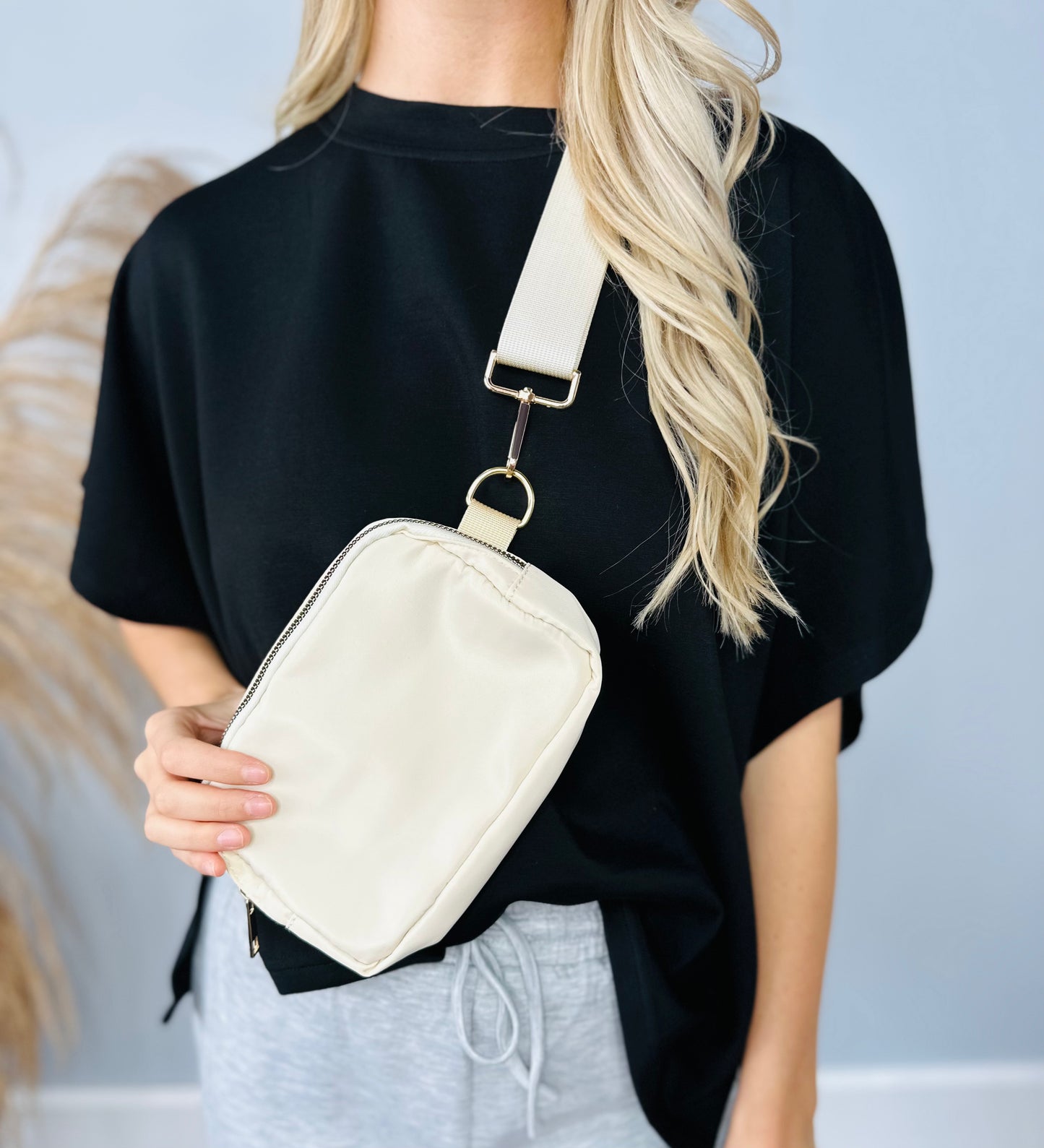 CREAM BELT BAG W/ CLIP