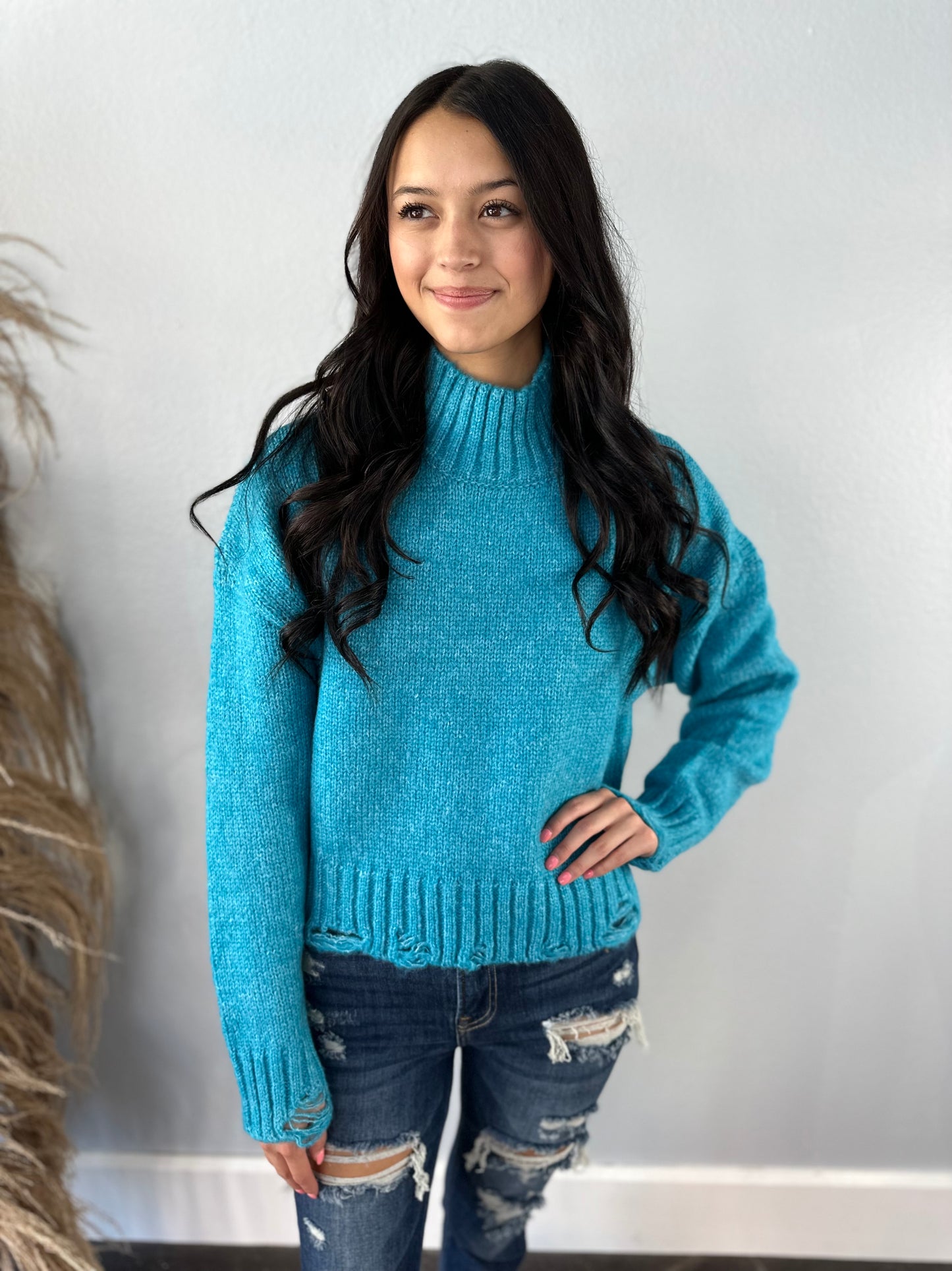 BLUE DISTRESSED CROP SWEATER