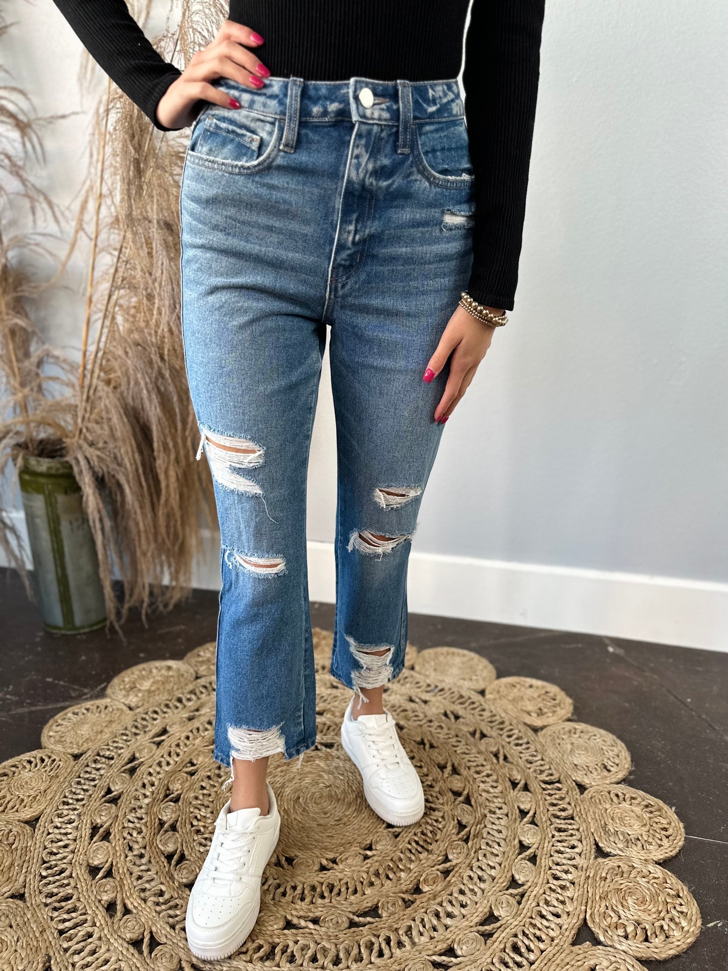 HR STRAIGHT LEG DISTRESSED JEANS