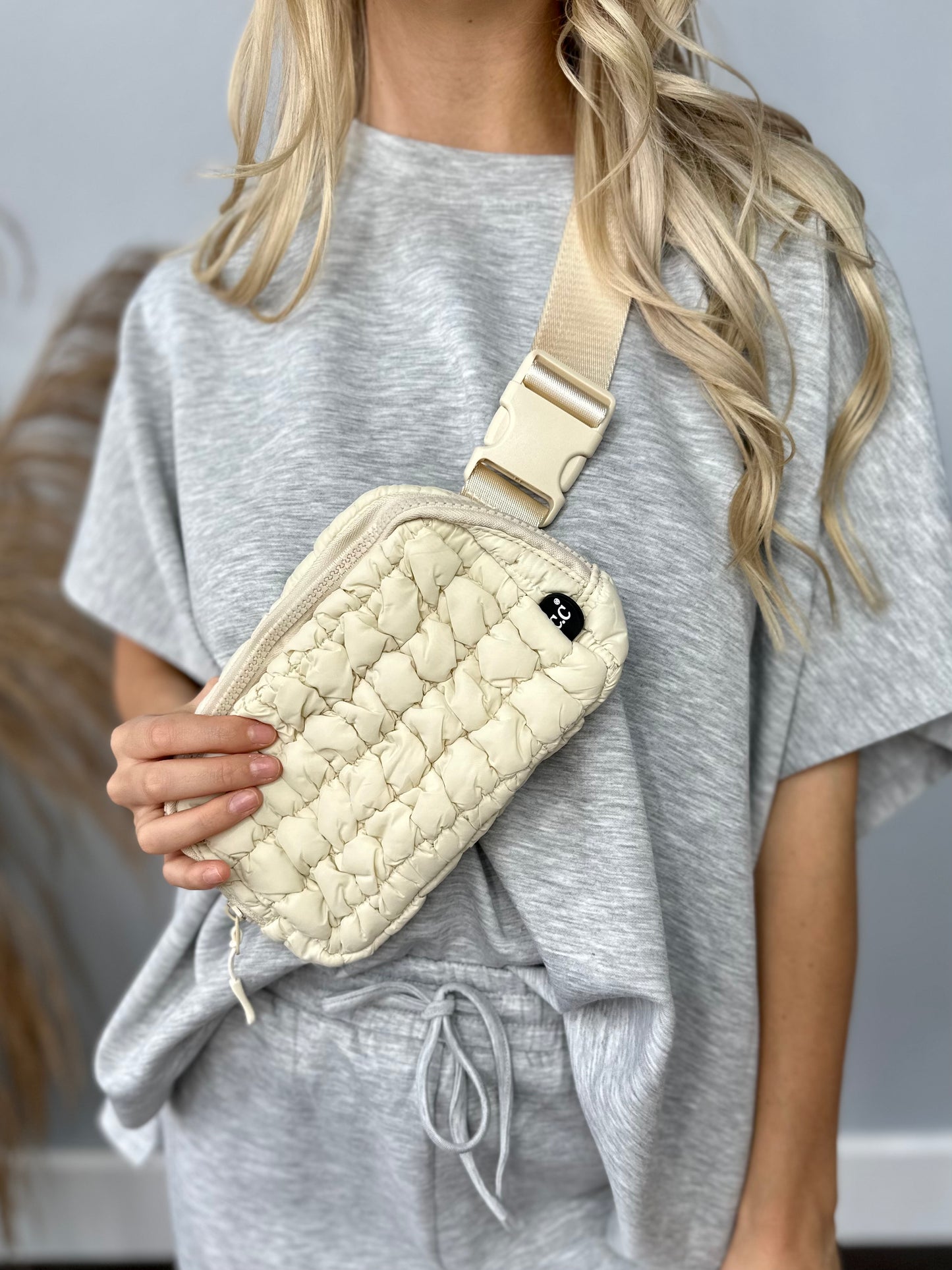 CREAM CC PUFFER BELT BAG