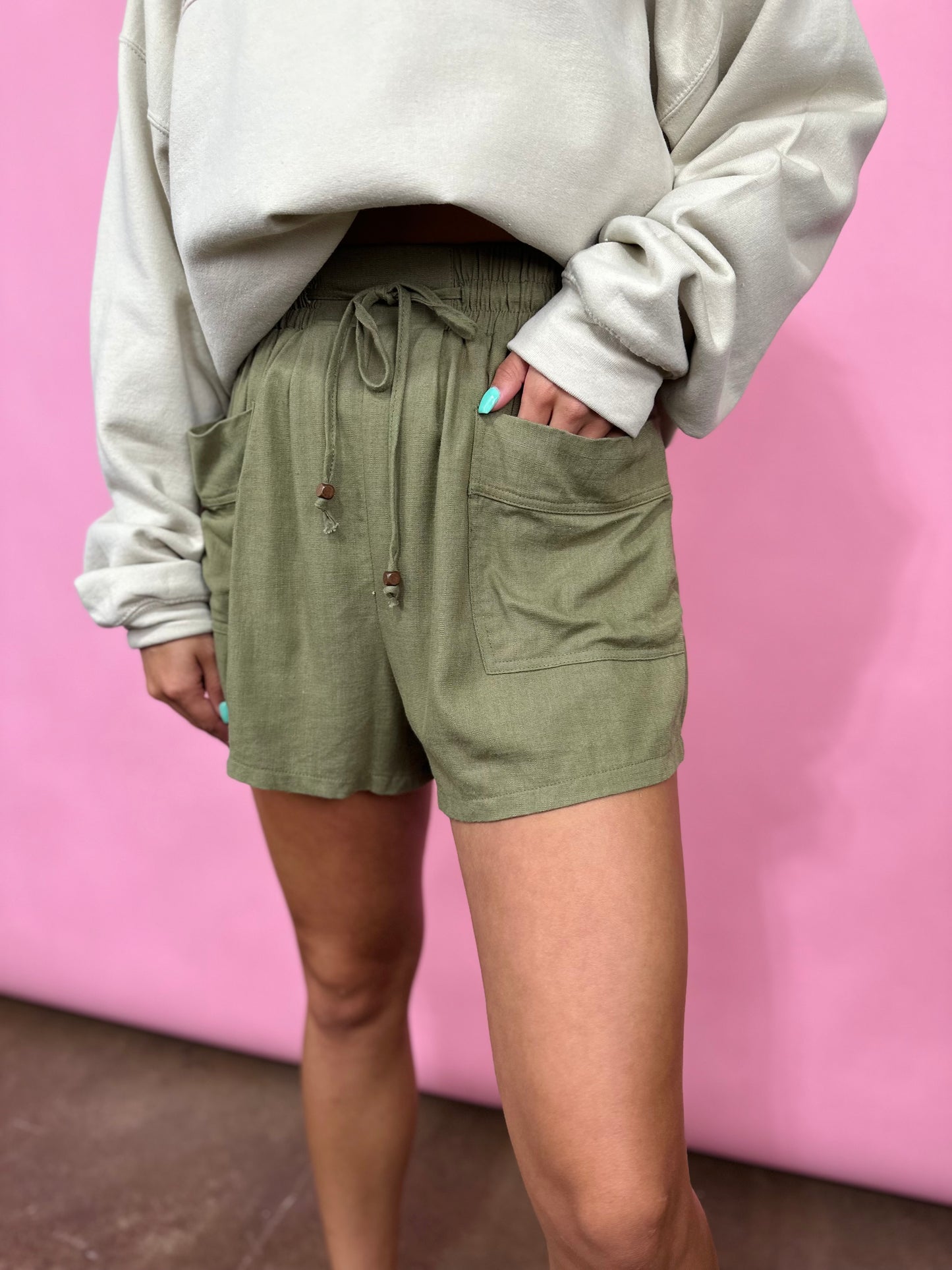 OLIVE LINEN POCKET SHORTS