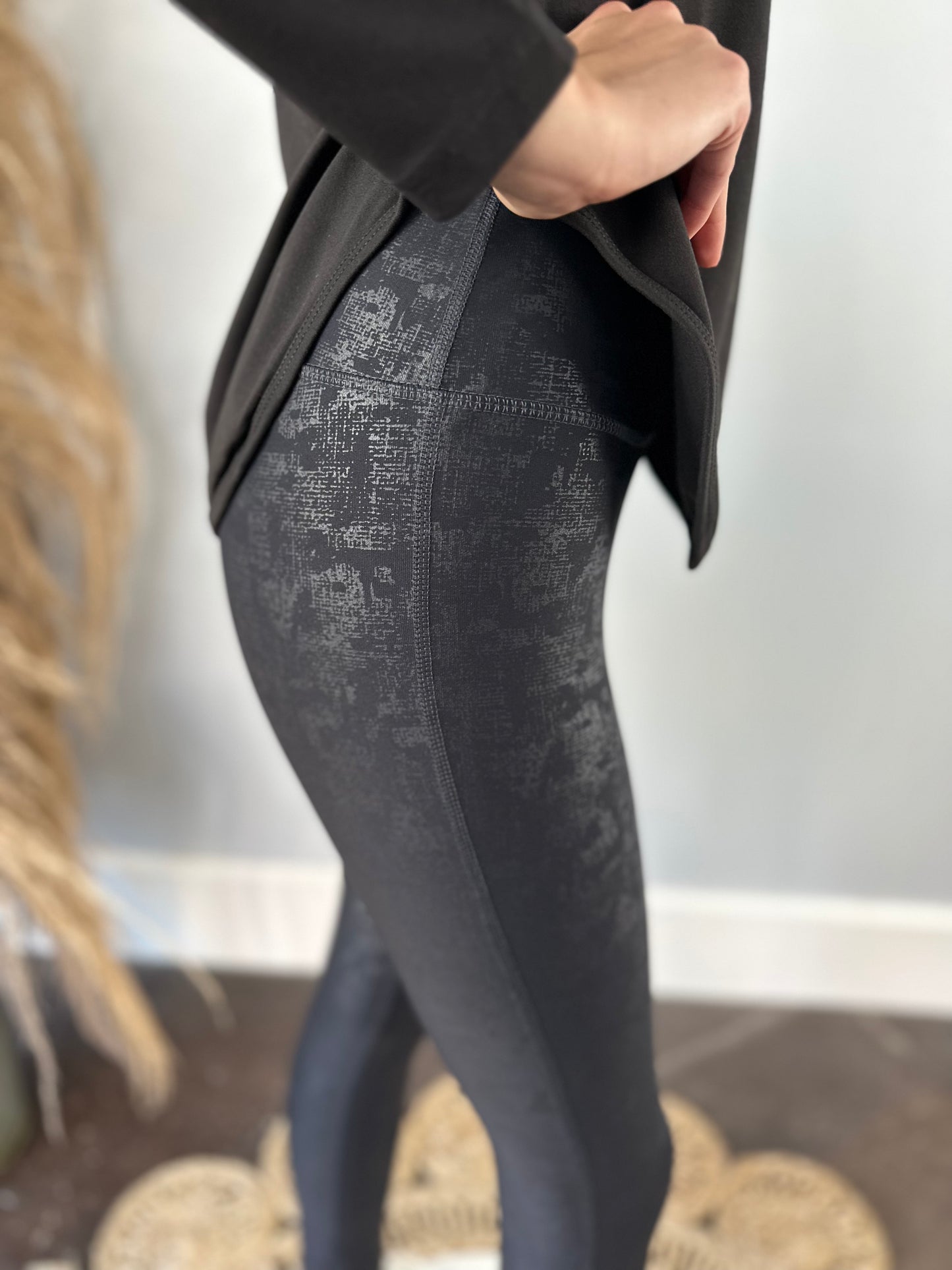 BLACK KEYHOLE LONGSLEEVE TOP