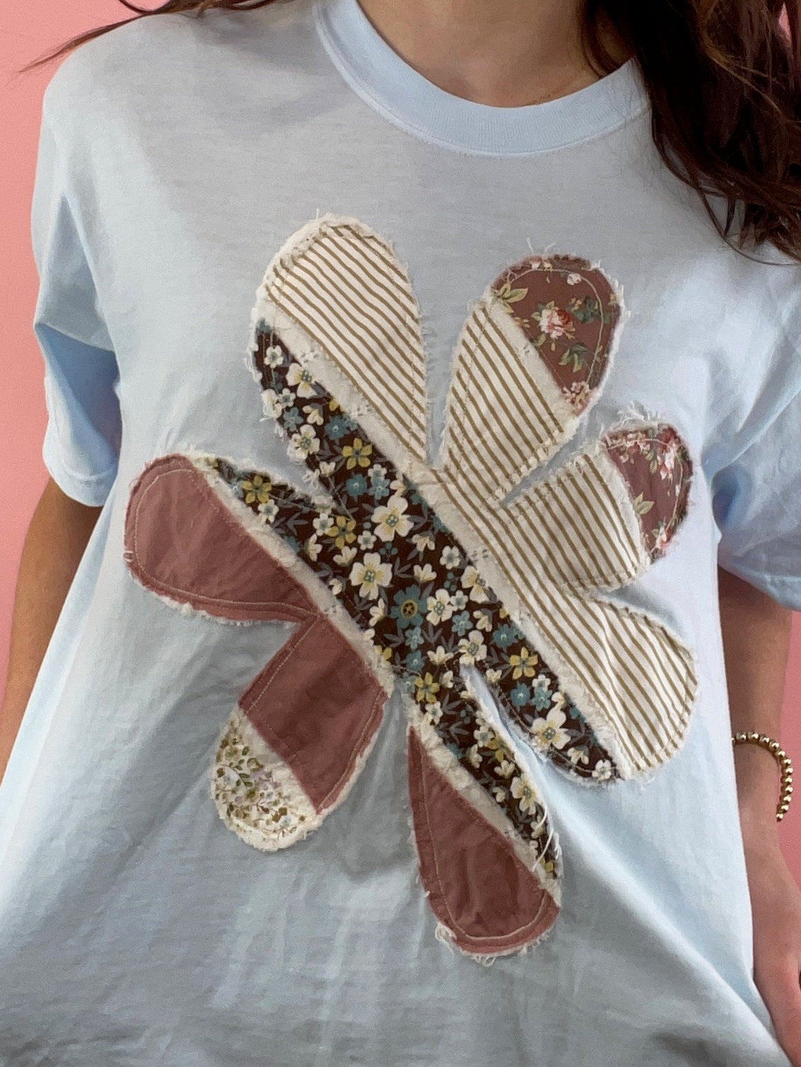 BLUE TEE W/ NEUTRAL FLOWER APPLIQUE