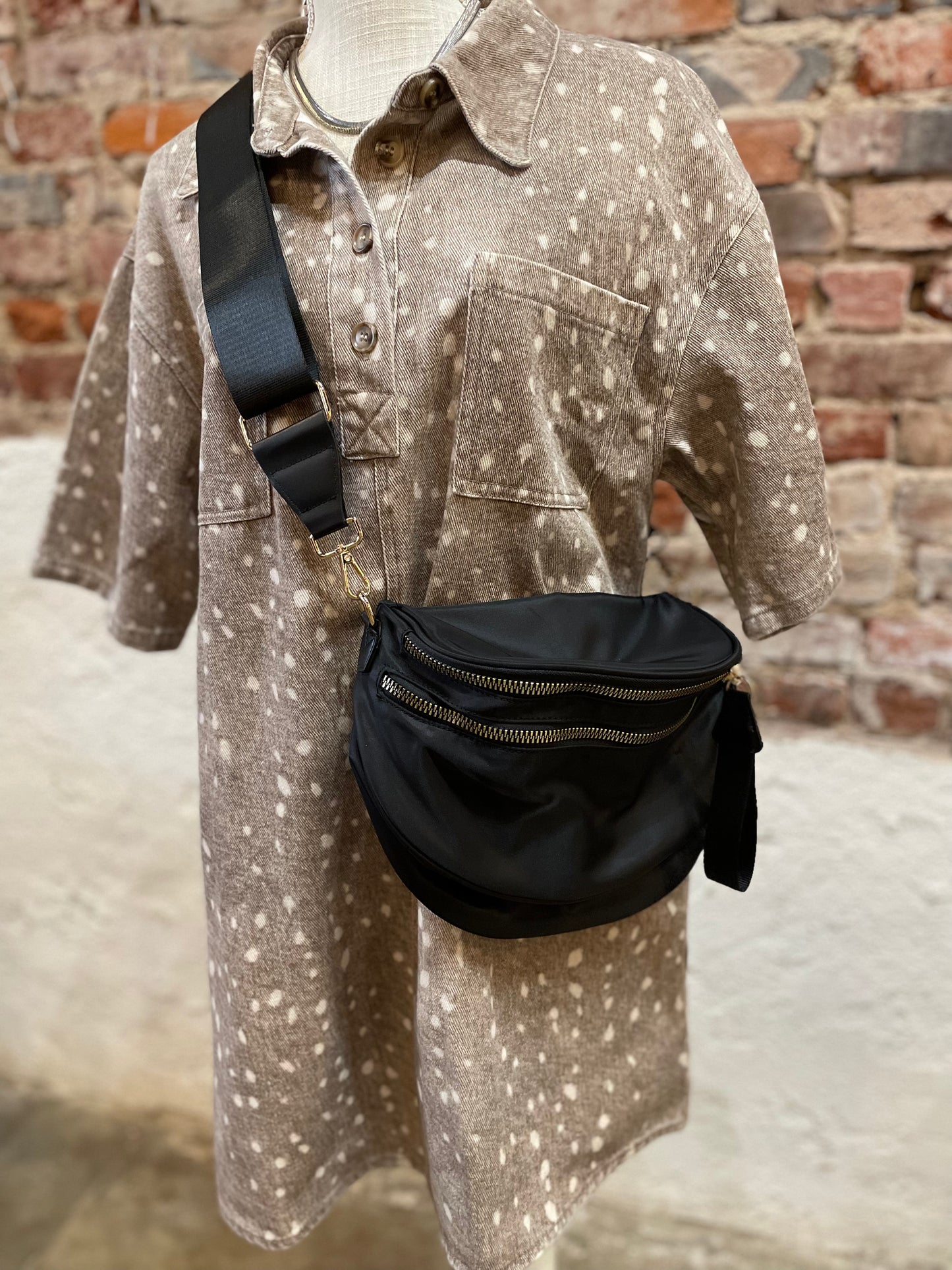 BLACK TWO ZIPPER BUM BAG