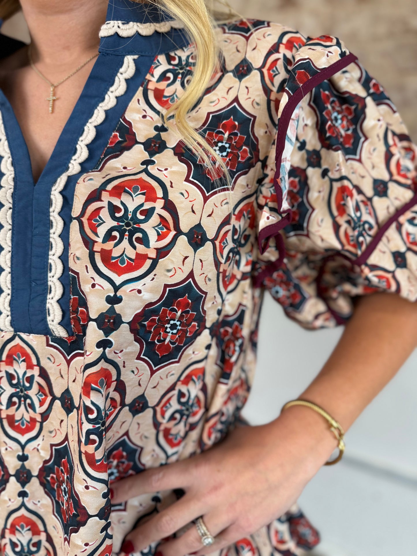 CREAM PUFF SLEEVE LACE NECK TOP