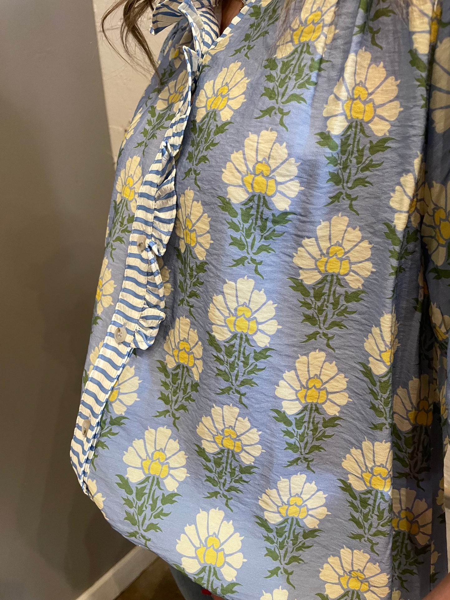 LIGHT BLUE FLORAL STRIPE RUFFLE TOP