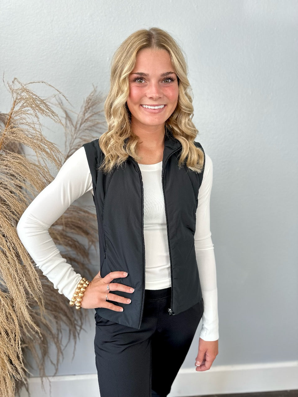BLACK FITTED VEST