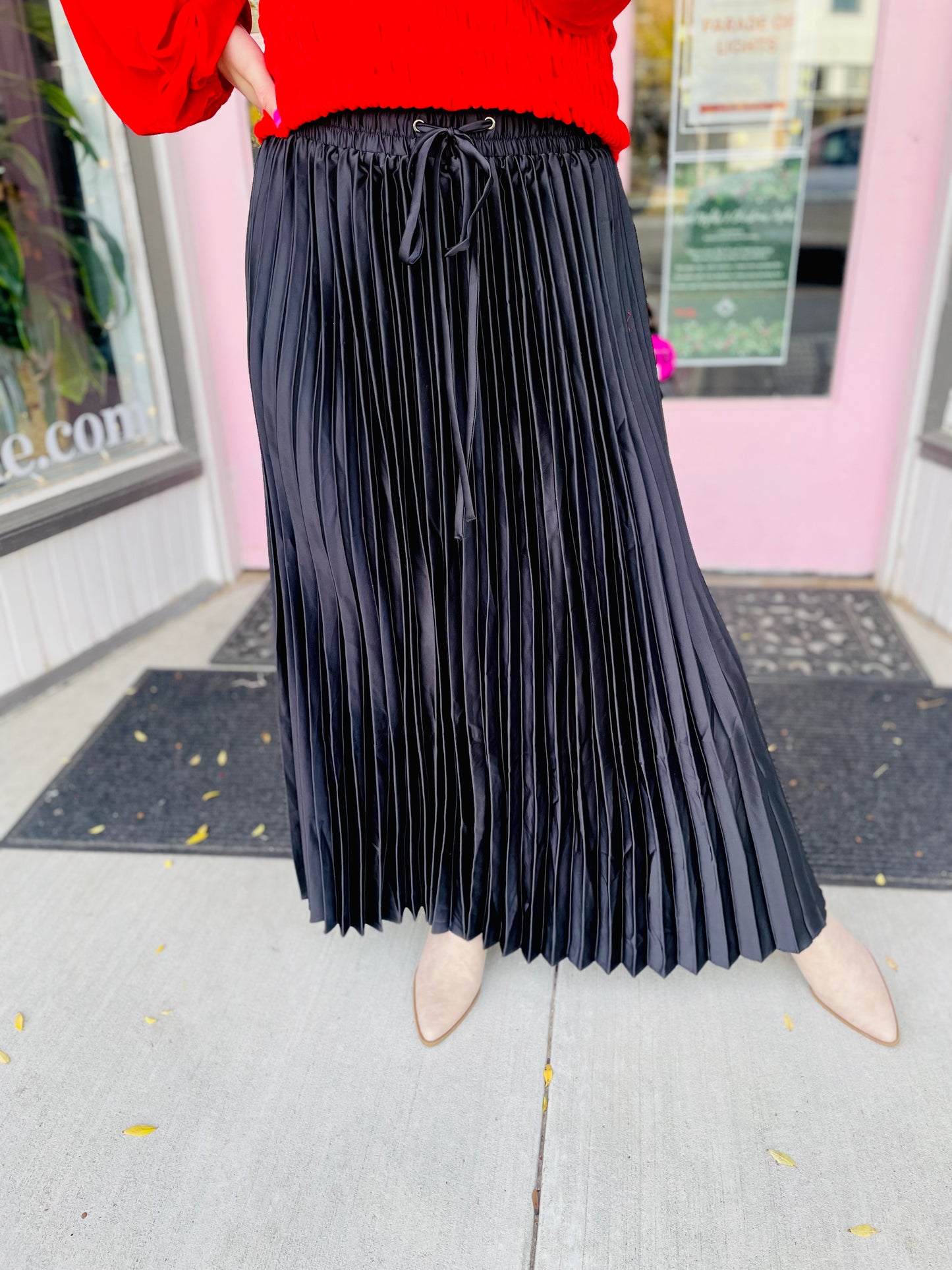 BLACK PLEATED SKIRT