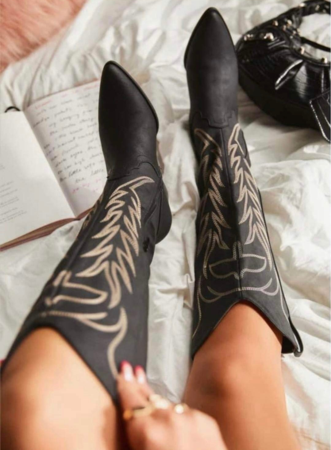 BLACK COWGIRL BOOTS