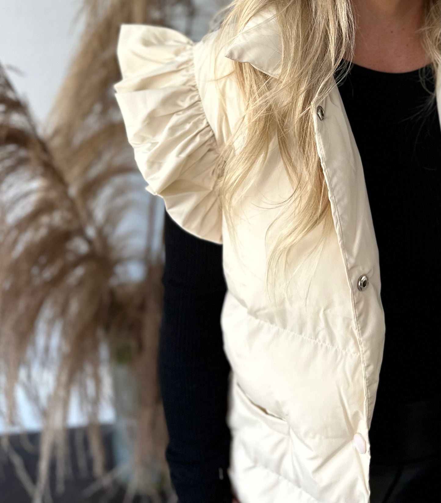 PUFFER VEST W/RUFFLE CAP SLEEVE (4 DIFFERENT COLORS)