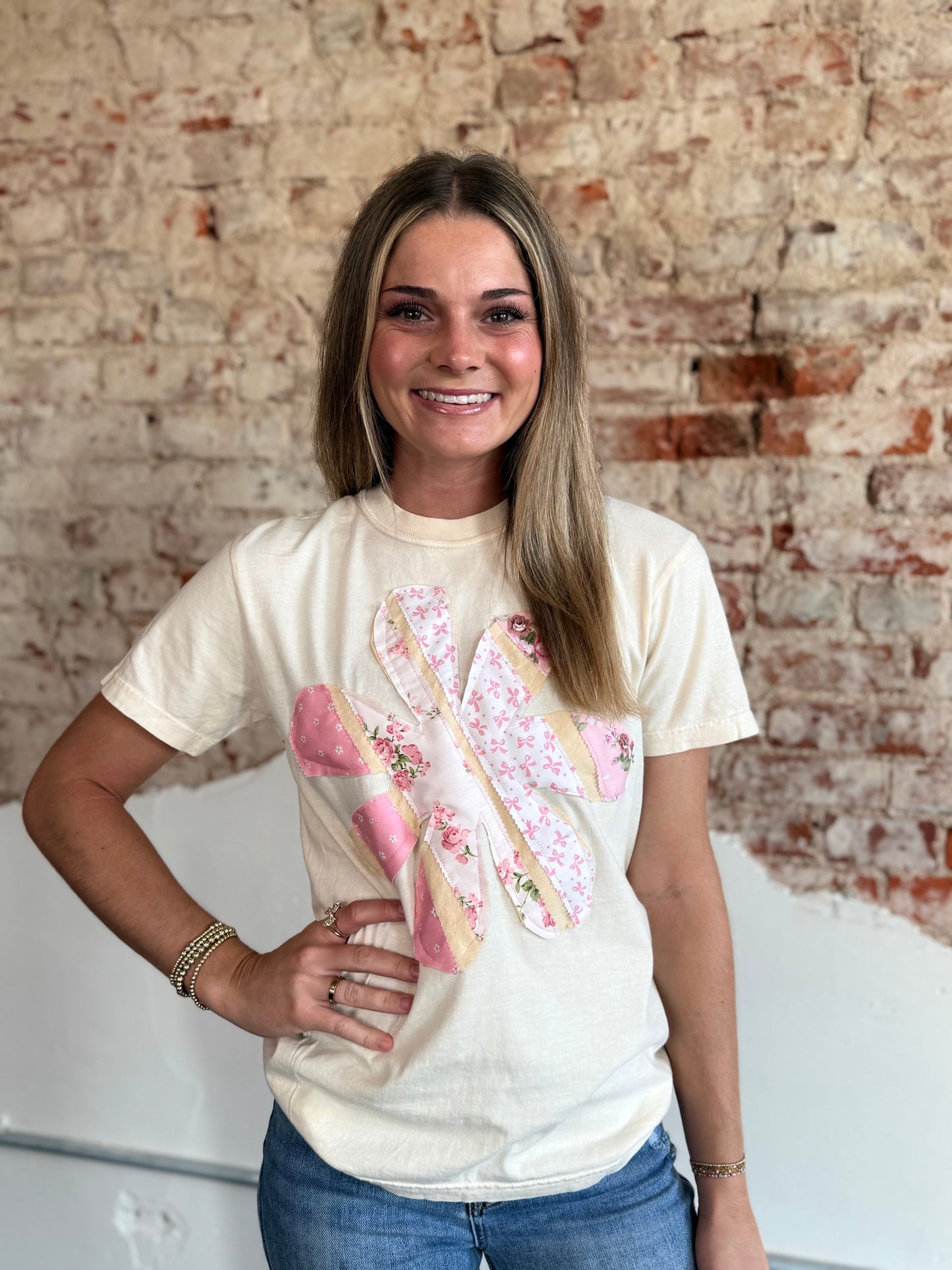CREAM W/PINK FLOWER APPLIQUE TEE