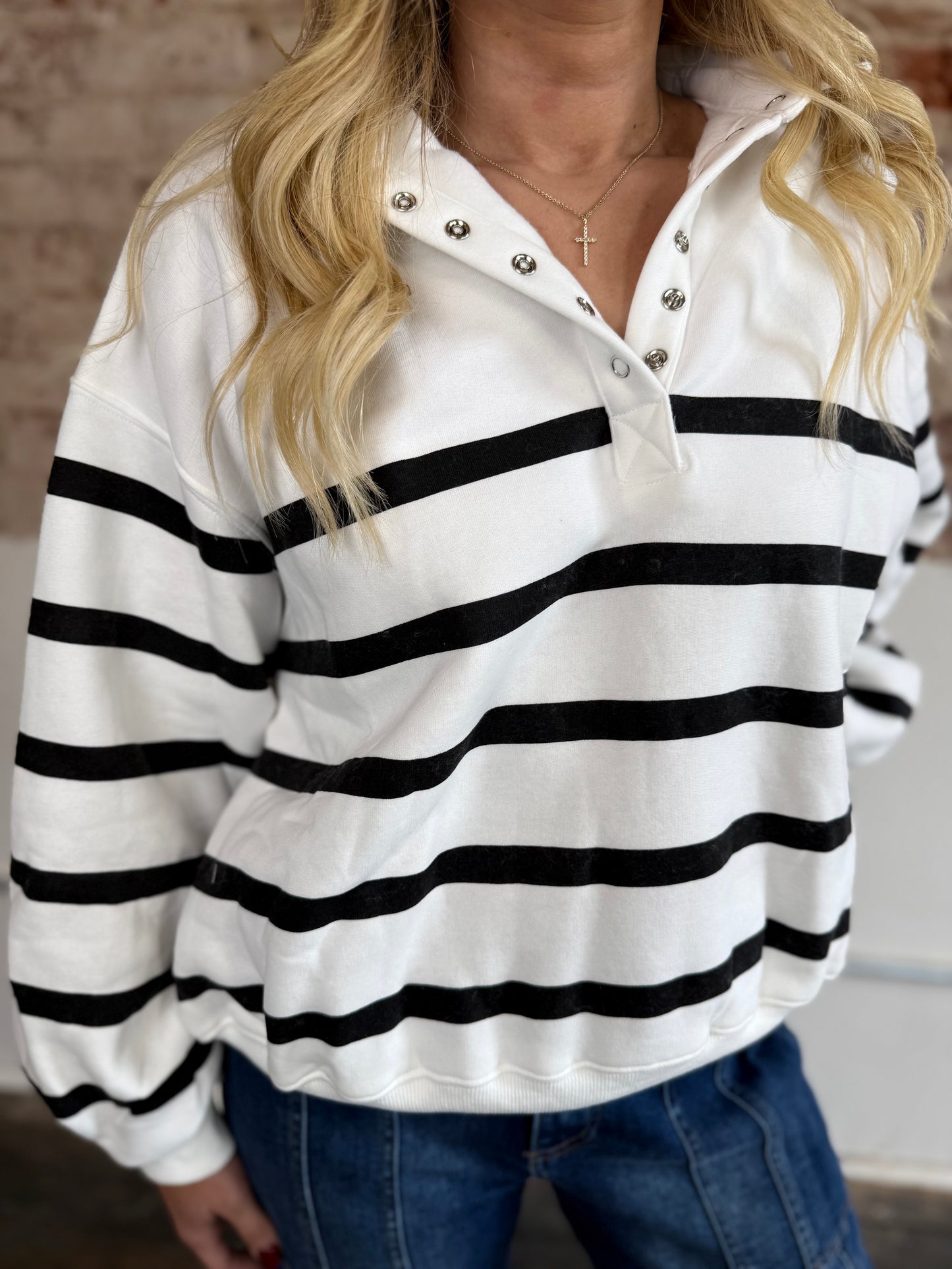 WHITE & BLACK STRIPED TOP