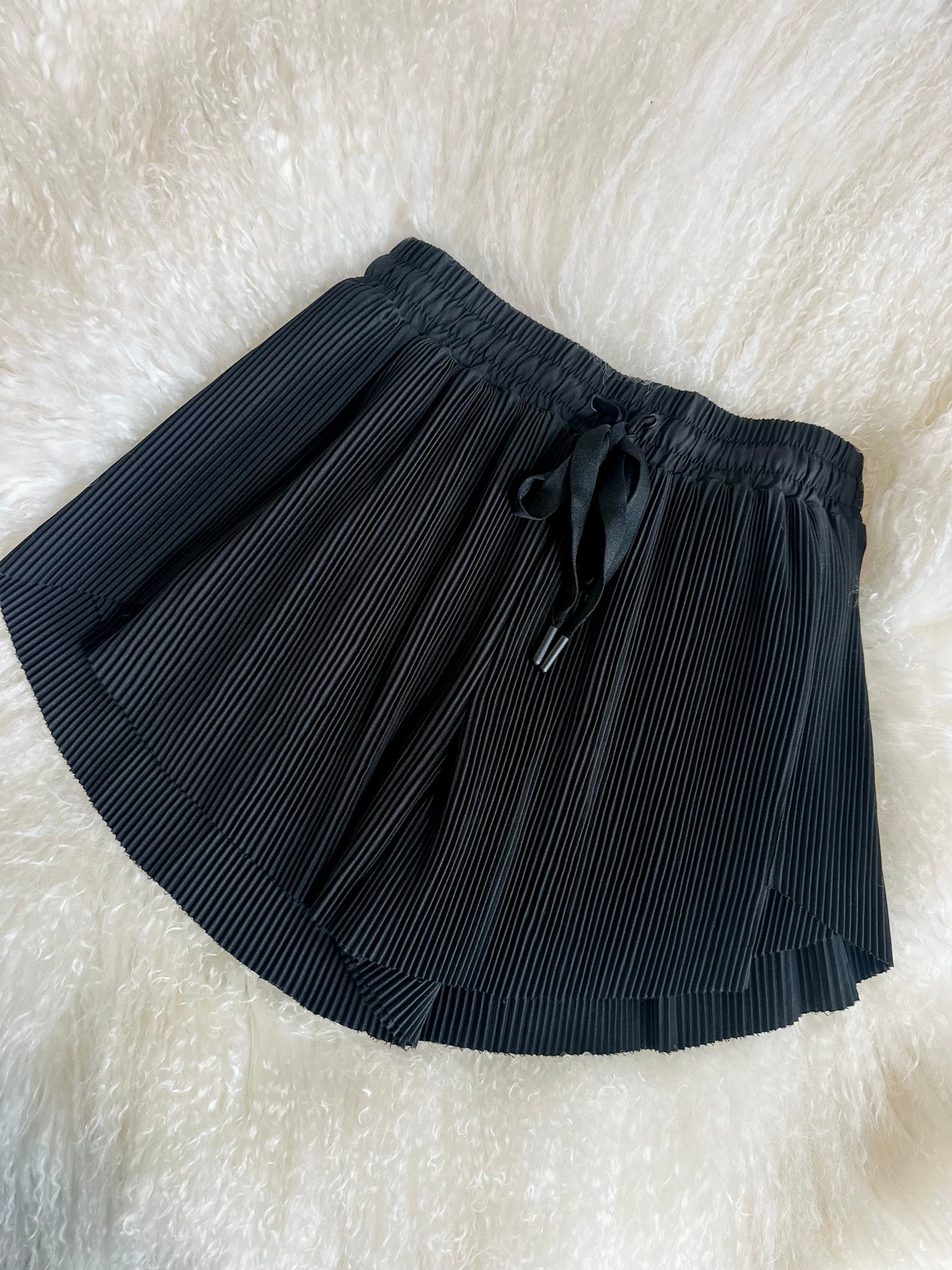BLACK ACCORDIAN PLEATED SHORTS