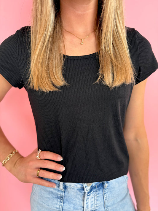 BLACK BASIC SWOOP TEE