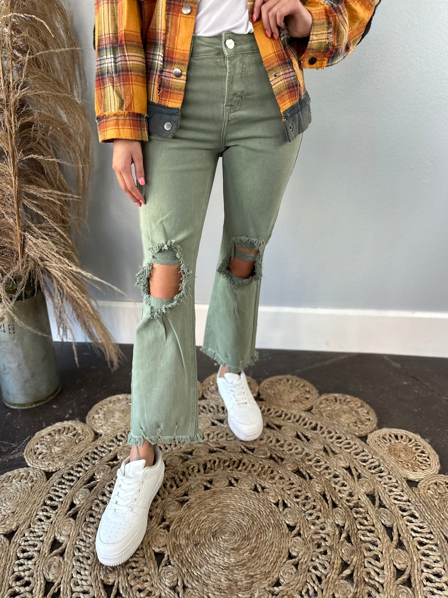 OLIVE H/R DISTRESSED JEANS