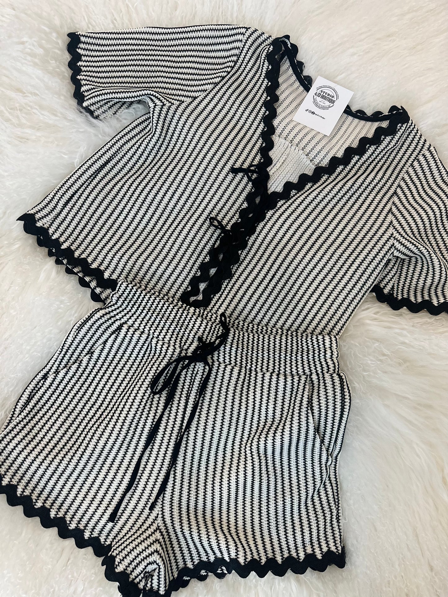 B/W STRIPED SHORT SET