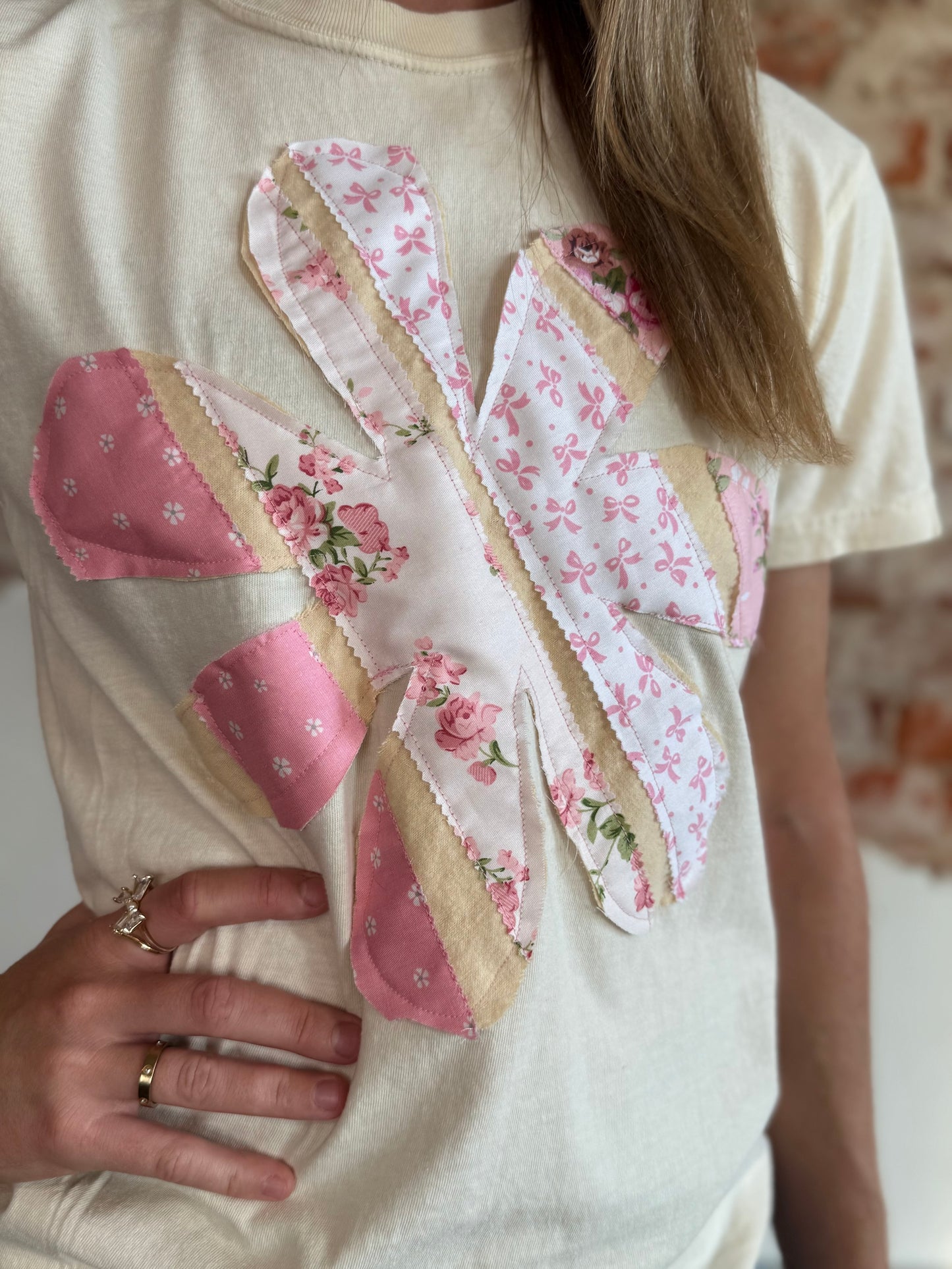 CREAM W/PINK FLOWER APPLIQUE TEE