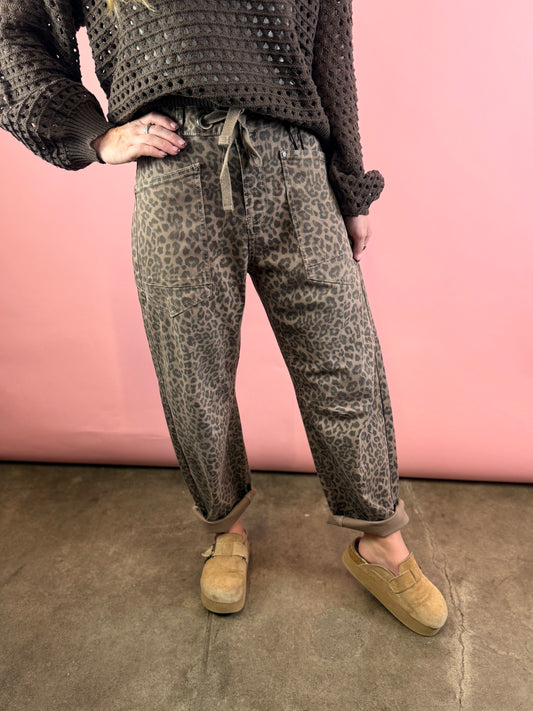 BROWN CHEETAH DENIM BARREL JEAN