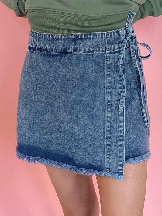 DARK DENIM RAW HEM SKORT