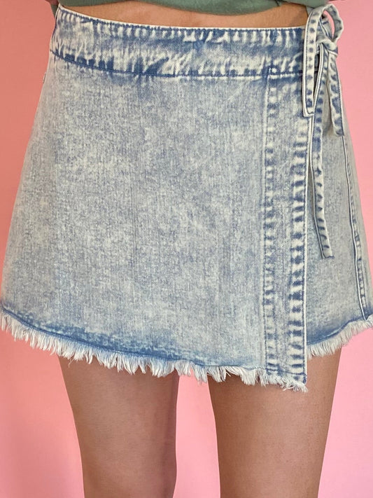 LIGHT DENIM RAW HEM SKORT