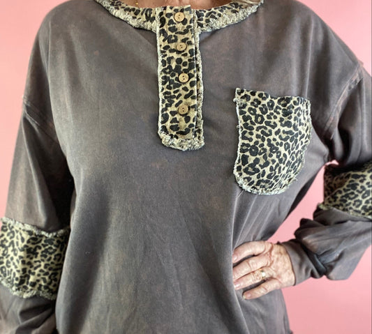 MINERAL WASH CHEETAH DETAIL TOP