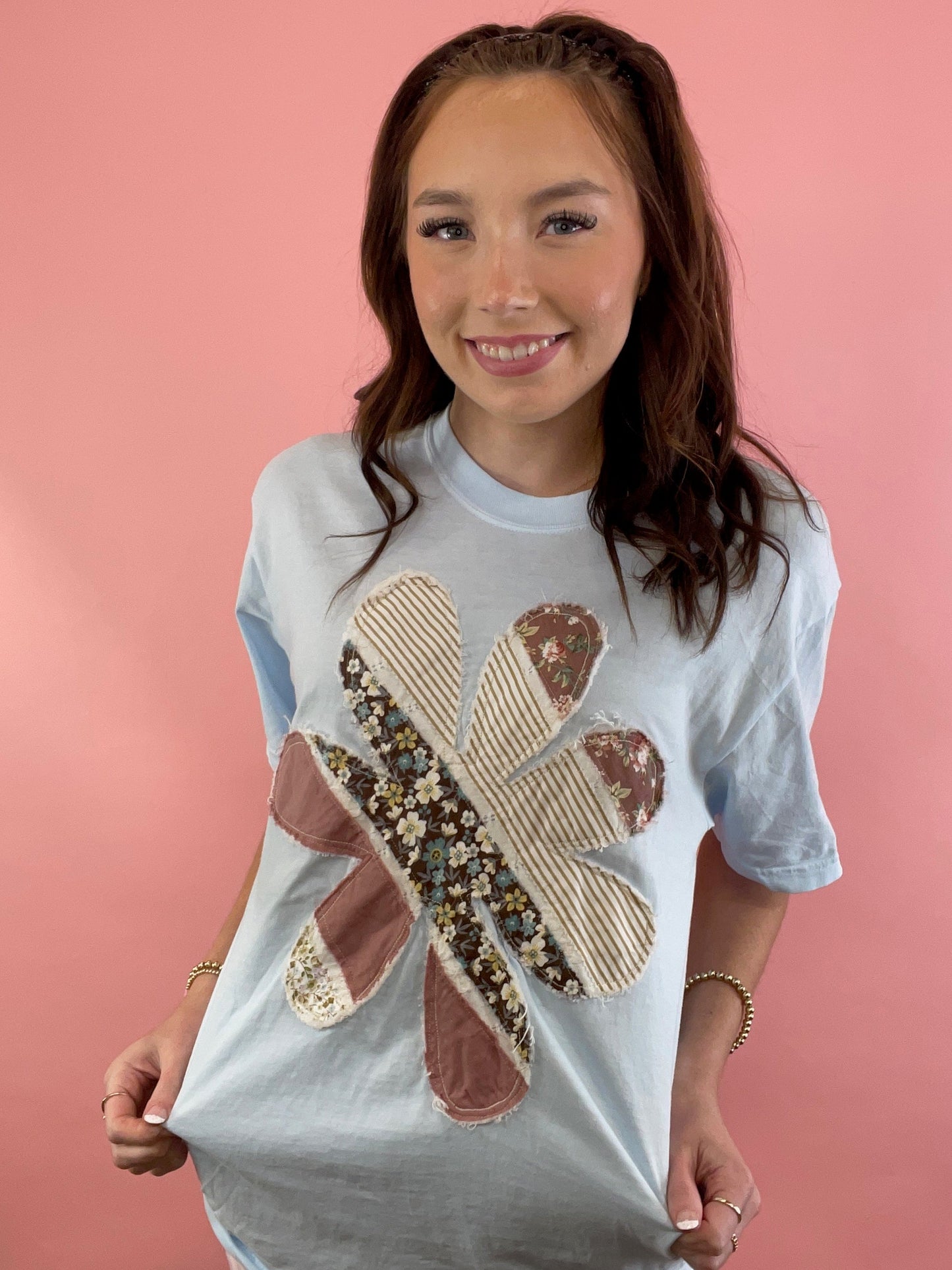 BLUE TEE W/ NEUTRAL FLOWER APPLIQUE
