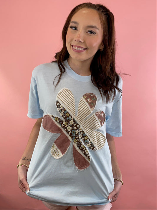 BLUE TEE W/ NEUTRAL FLOWER APPLIQUE