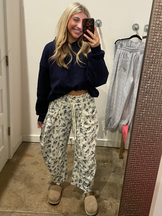 BLUE FLORAL BARREL PANTS