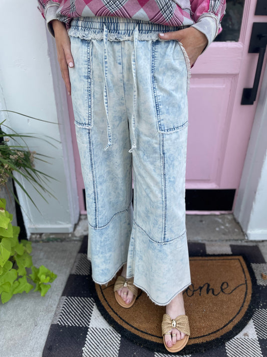 LIGHT WASH DENIM CROP PANT