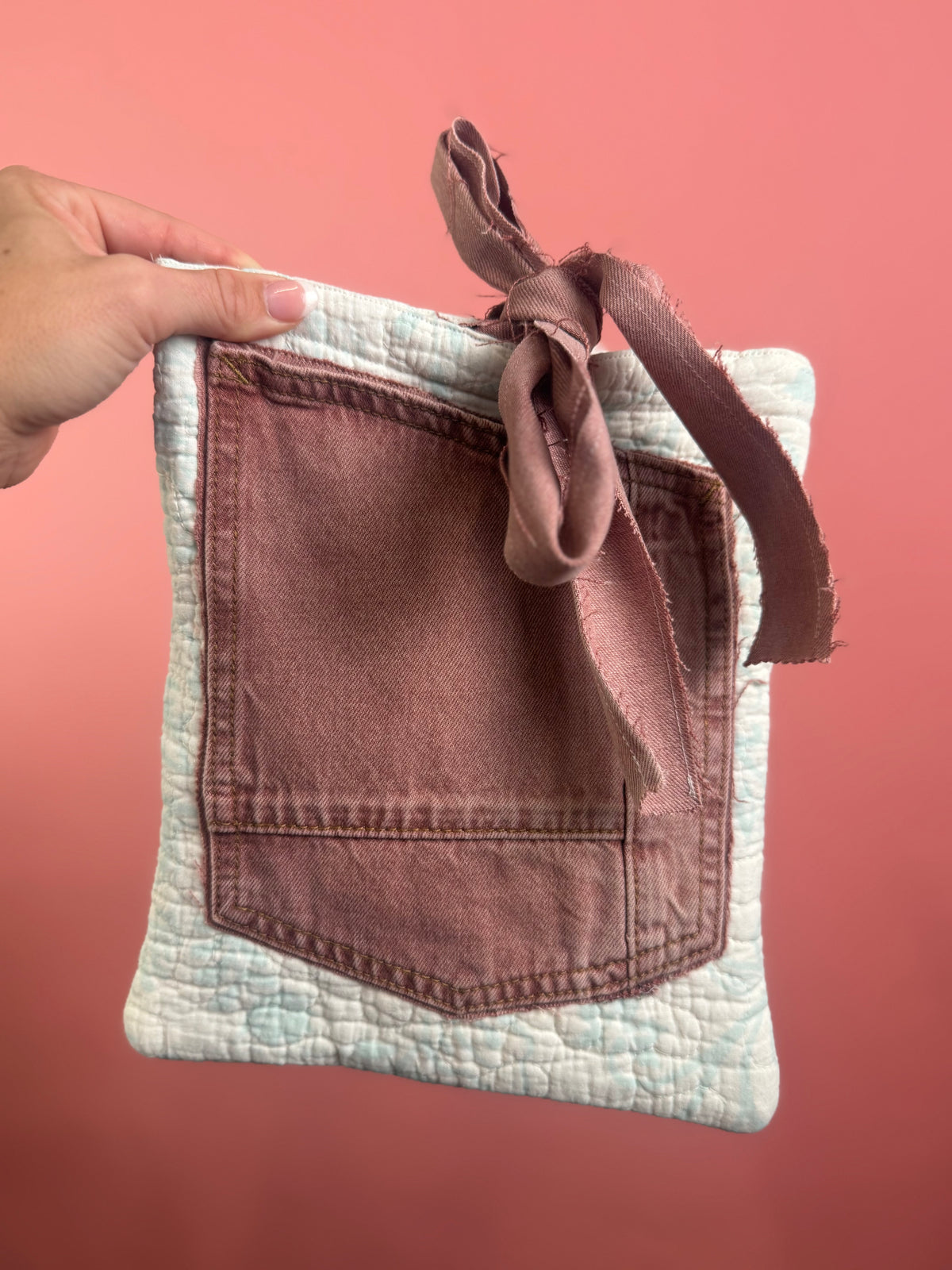 QUILTED BOOK SLEEVE MAUVE DENIM/WHITE/BLUE
