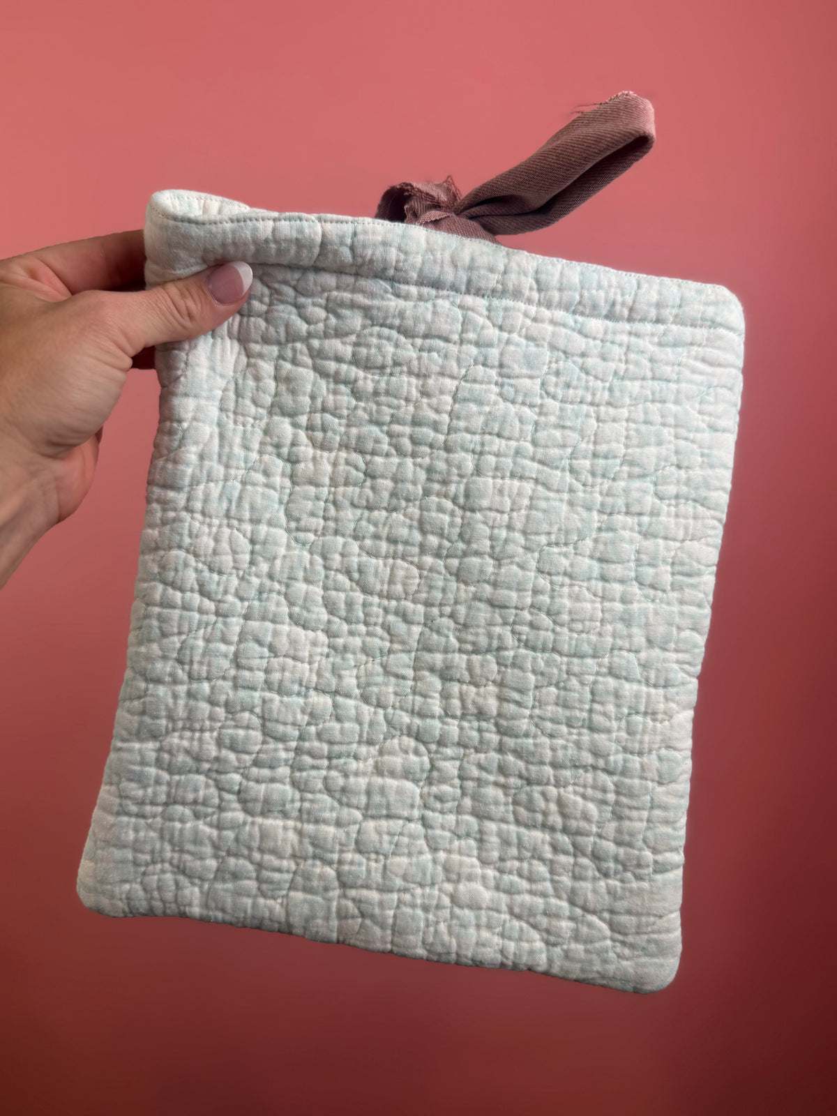 QUILTED BOOK SLEEVE MAUVE DENIM/WHITE/BLUE