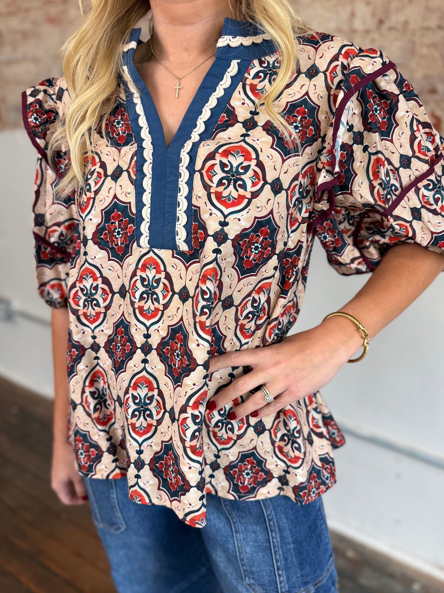 CREAM PUFF SLEEVE LACE NECK TOP