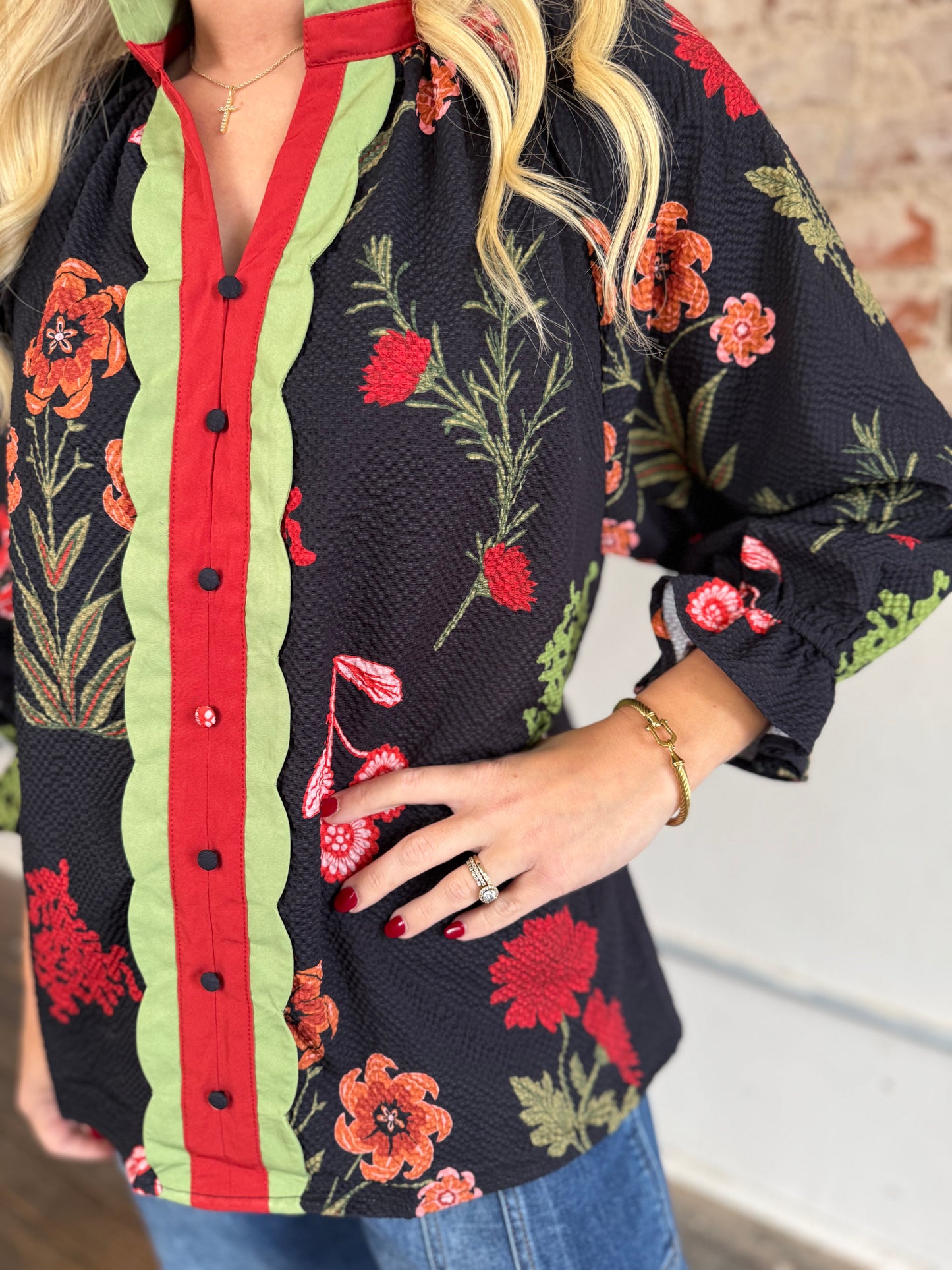 BLACK, GREEN, RED SCALLOP TOP