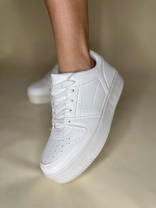 A FORCE WHITE TENNIS SHOE