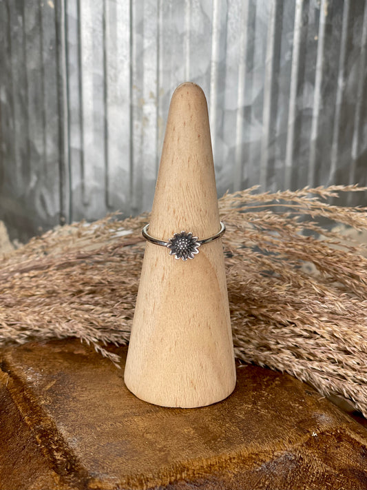 SMALL SILVER FLOWER RING